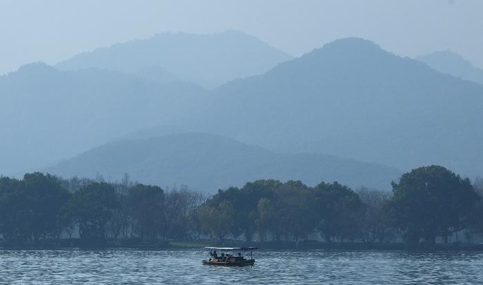 西湖山色空蒙冬景迷人