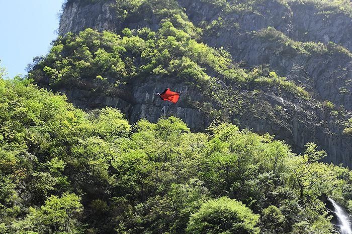 中國(guó)翼裝飛人穿越天門洞