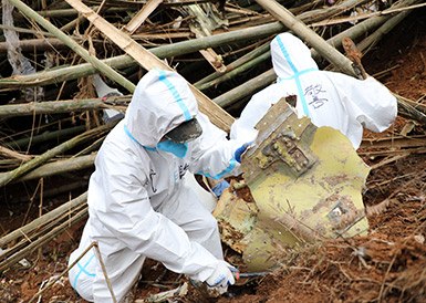 武警官兵分批次、分區(qū)域搜索