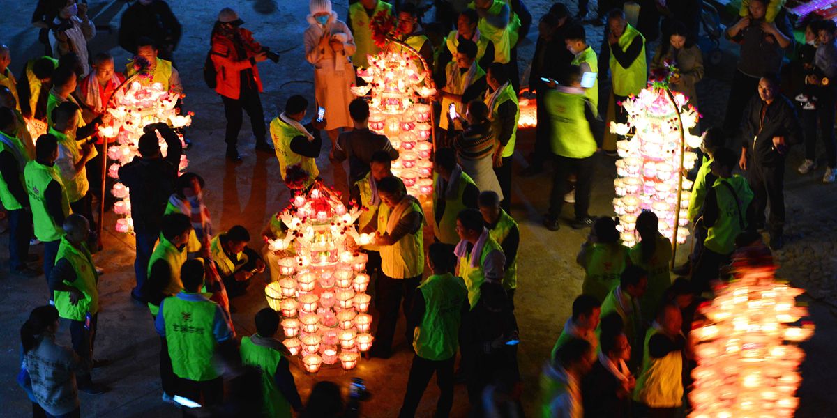 福建閩西：芷溪游花燈——“紙做燈、油點(diǎn)燈、紙包火”